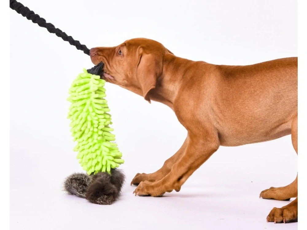 Přetahovadlo pro psa s amortizérem – mop s králičí kožešinou, střapec