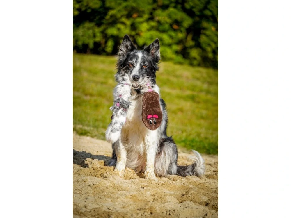 Plyšová hračka pro psy – krysa s králičí kožešinou, tmavě hnědá